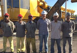 Equipe TeConPav - Ajudantes, operador de máquina e operador da Usina entre o Diretor Jarbas Filho
